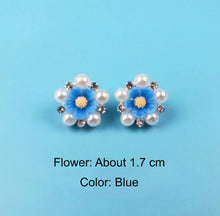 Load image into Gallery viewer, HAPPY00000 15 SC - F   1.7cm Flower Small Clip (Blue, pink, and white colors) (1X6) per bag